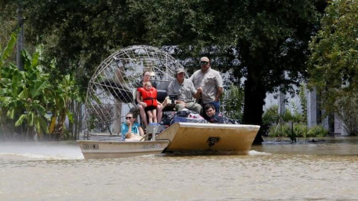 Χάος στις ΗΠΑ: Φονικές πλημμύρες στη Λουιζιάνα και πυρκαγιές στην Καλιφόρνια